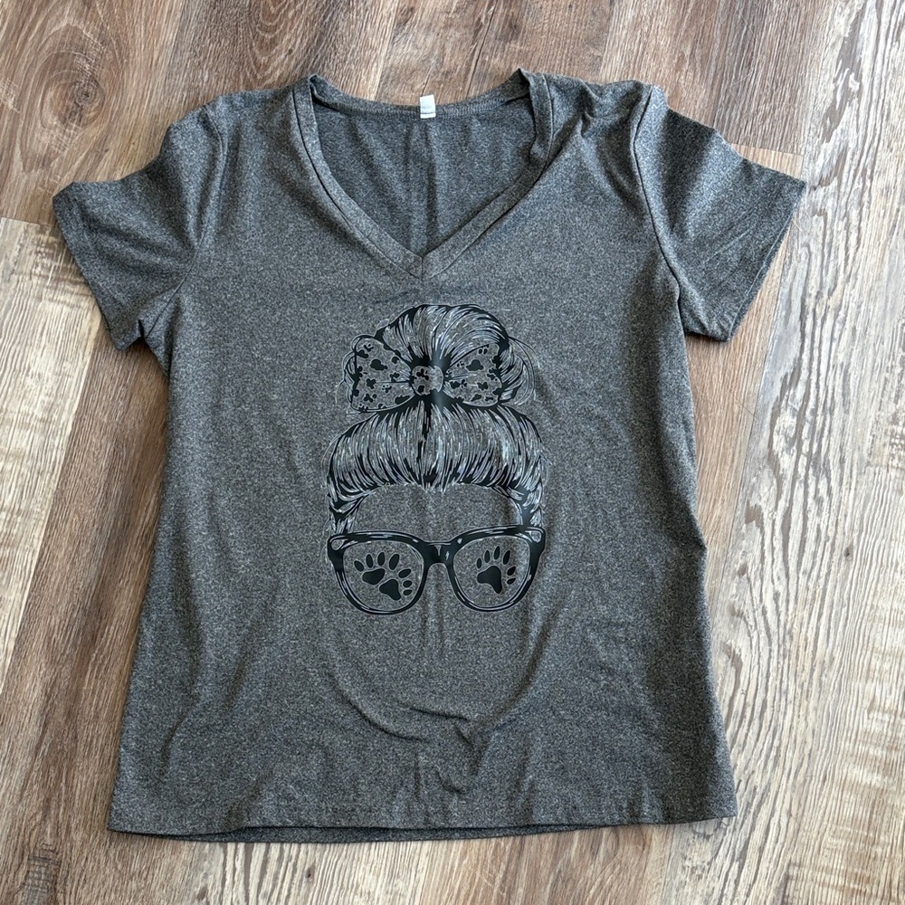 πΎπΆ Charcoal Women's V-Neck Tee with Graphic - Picture 1 of 5